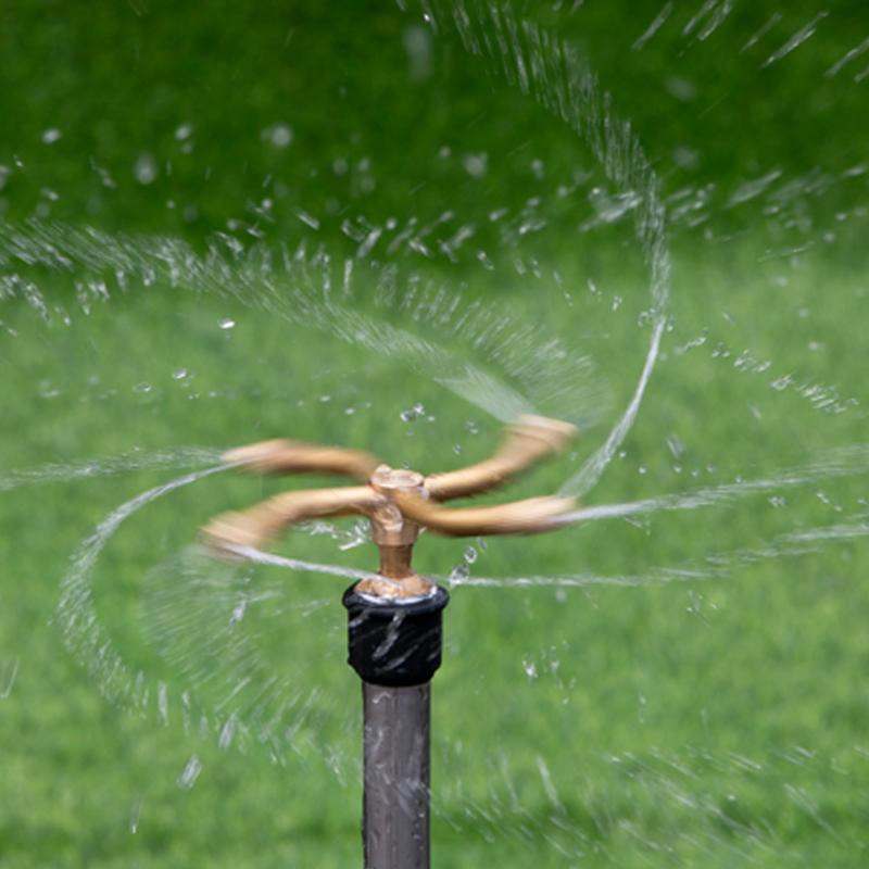 Automatic rotating water sprinkler for the garden