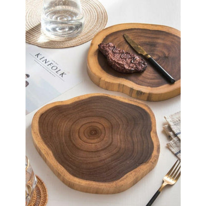 Cutting board in acacia wood - rustic and modern