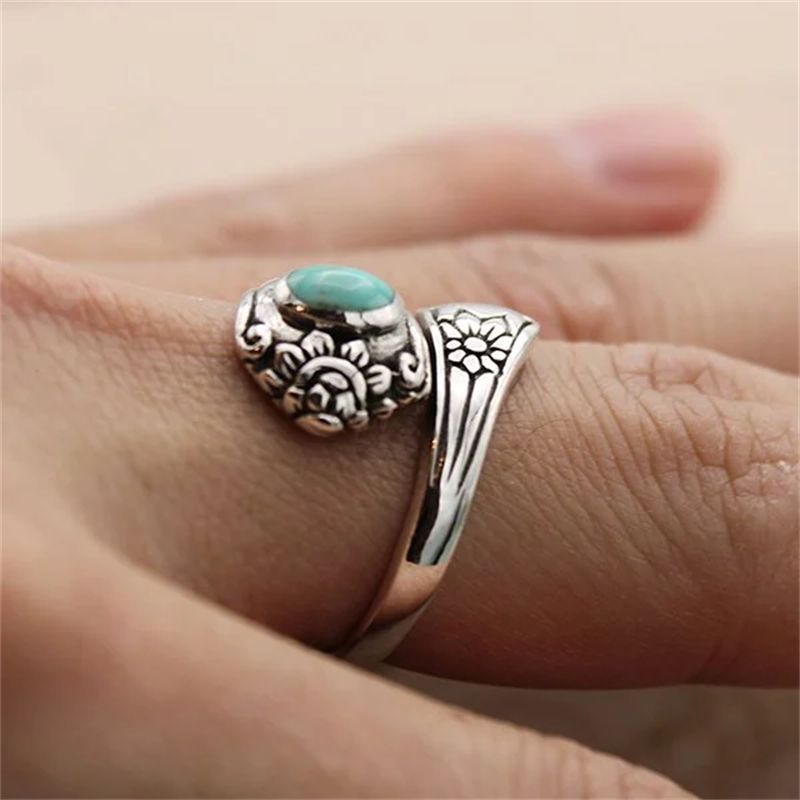 Beautiful turquoise spoon ring with positive properties