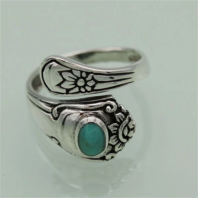 Beautiful turquoise spoon ring with positive properties