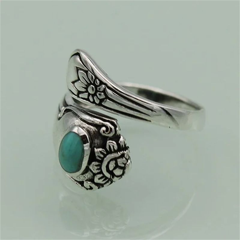 Beautiful turquoise spoon ring with positive properties