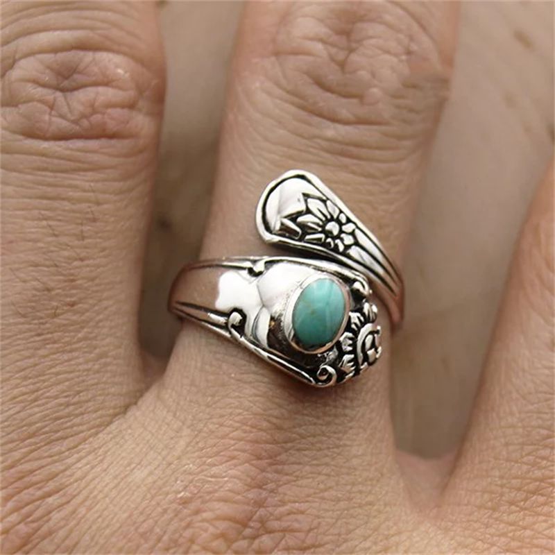 Beautiful turquoise spoon ring with positive properties